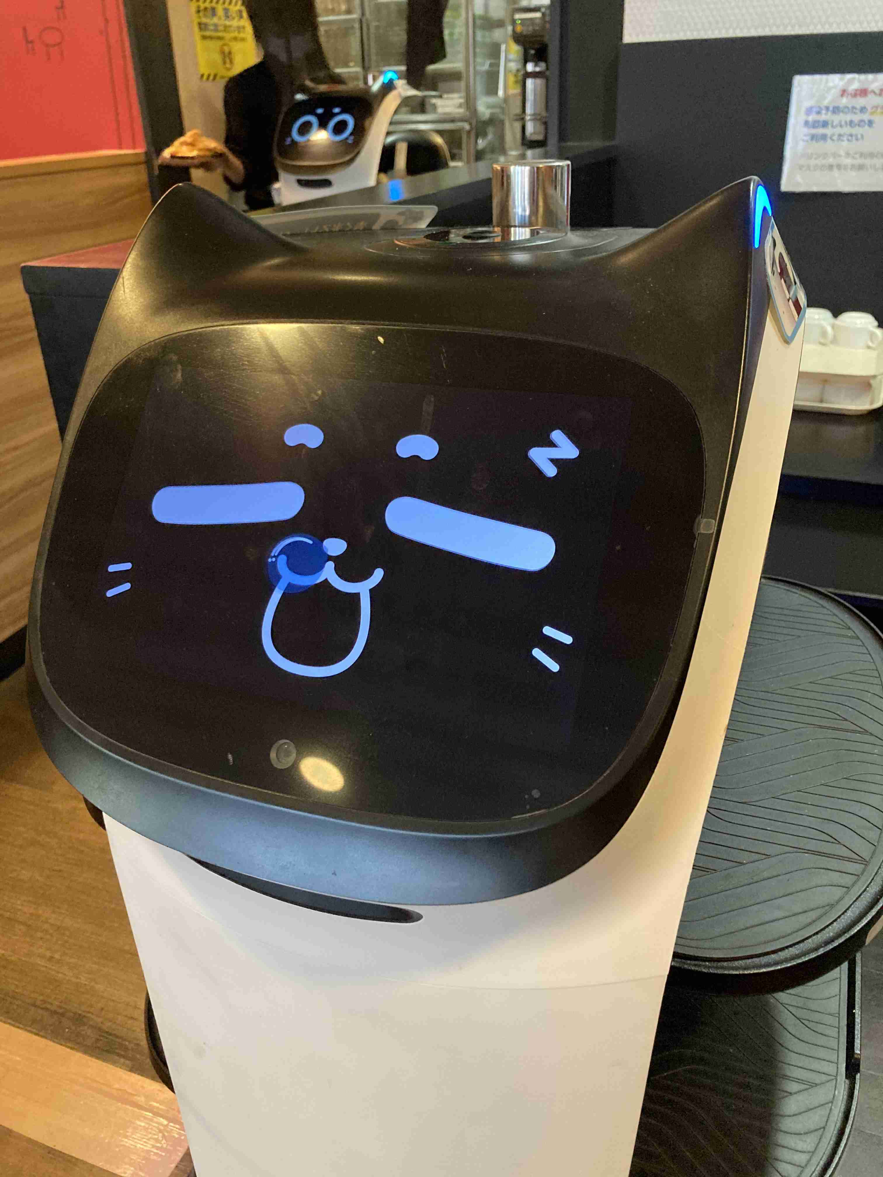 飲食チェーンの「配膳ロボット化」のウラで起こっている「ヤバすぎる事態」