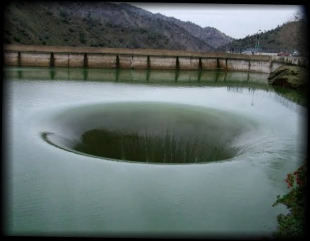 【閲覧注意】海や湖が怖くなる画像くださいPart3