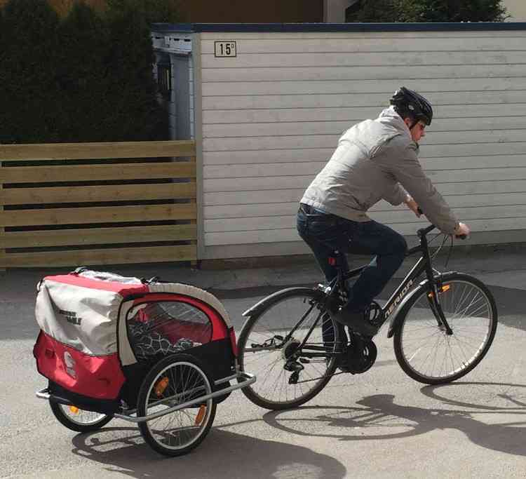 子どもを抱っこし自転車転倒…けが相次ぐ　重傷6件、死亡事故も　国民生活センターが注意呼びかけ