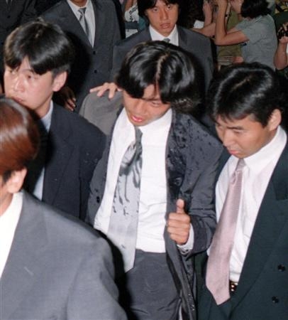 チャールズ国王、卵を投げつけられる。23歳学生を逮捕