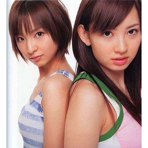 小嶋陽菜、クリスマスイブのサービスショット！「ポーズの女王」「超絶お美しい」ニットワンピ姿