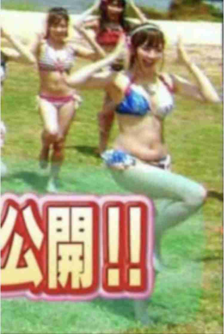 小嶋陽菜、クリスマスイブのサービスショット！「ポーズの女王」「超絶お美しい」ニットワンピ姿