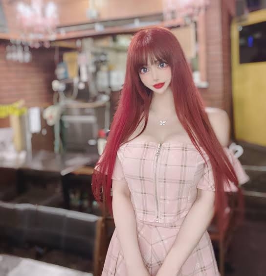 “整形に3億円”話題の女性タレント、タイトなワンピ姿が素敵！「超可愛い」「スタイル良すぎ」