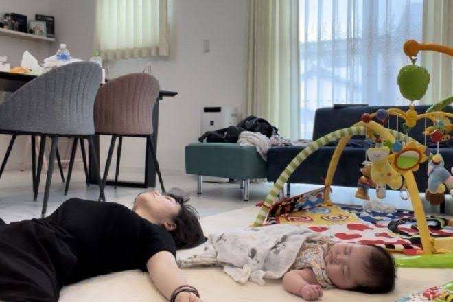 「さすが親子」見事に同じ寝相の母親と赤ちゃん、家族で大爆笑(英)