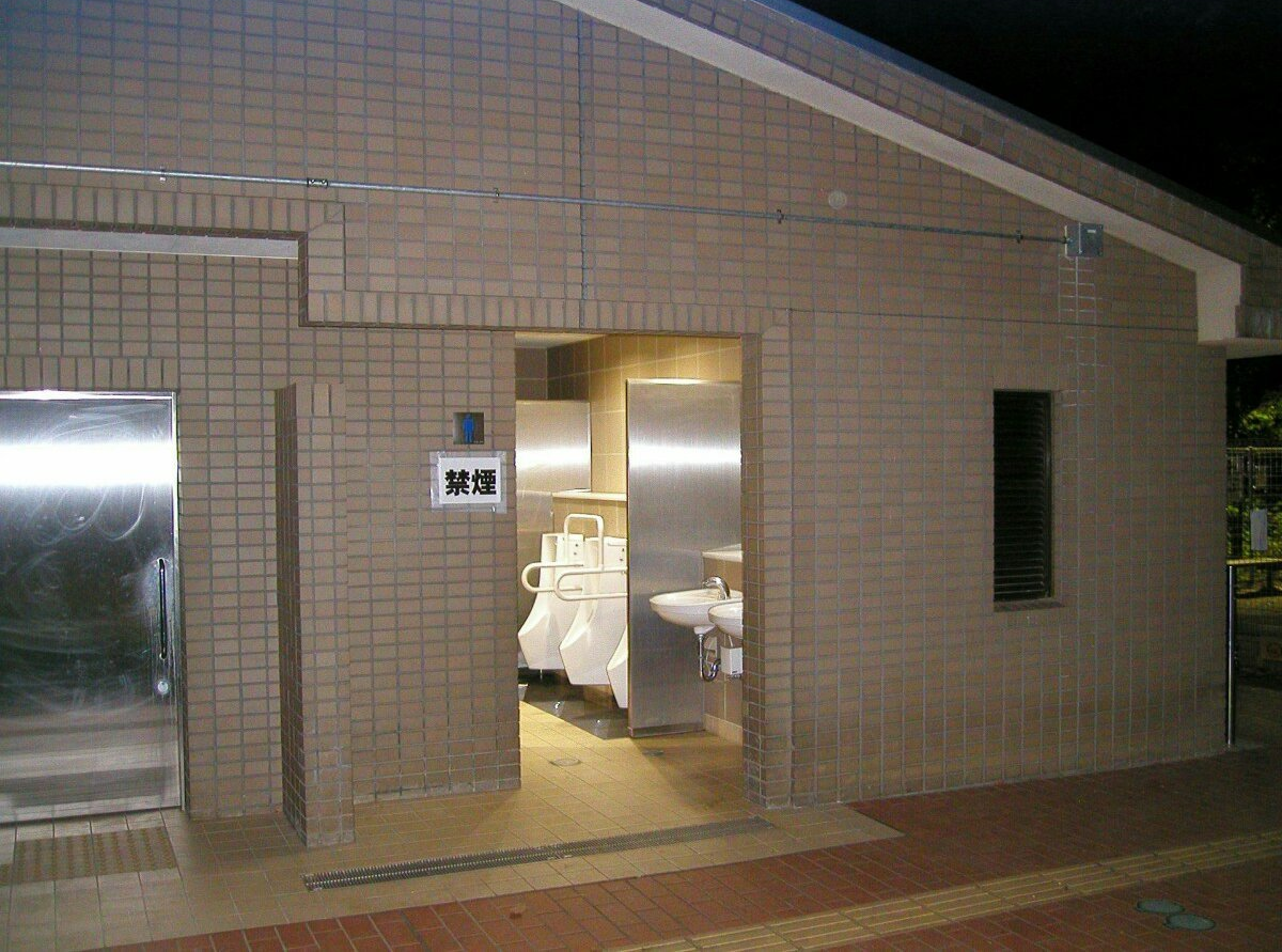 渋谷区の“透明トイレ”がスケスケ状態に?コレコレ危険視「どっからでも盗撮し放題…ヤバイでしょ」