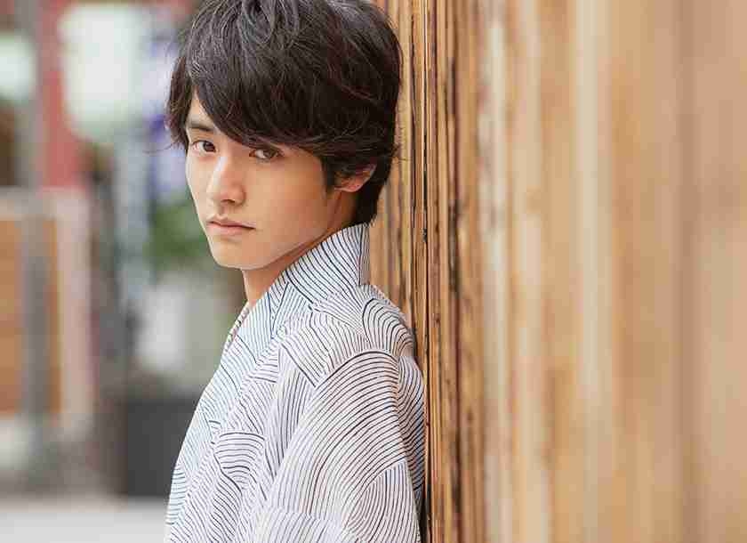 赤楚衛二、“毎年恒例”クリスマス写真撮影でハプニング「今年もありがとう」「真剣モードで可愛い」と反響続々