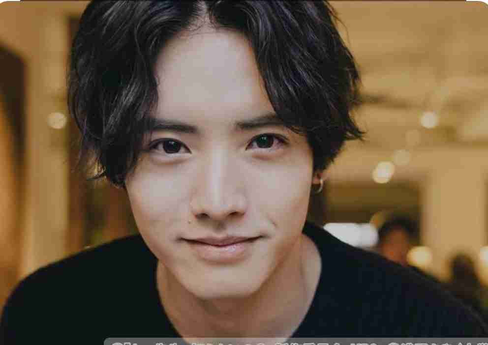 赤楚衛二、“毎年恒例”クリスマス写真撮影でハプニング「今年もありがとう」「真剣モードで可愛い」と反響続々