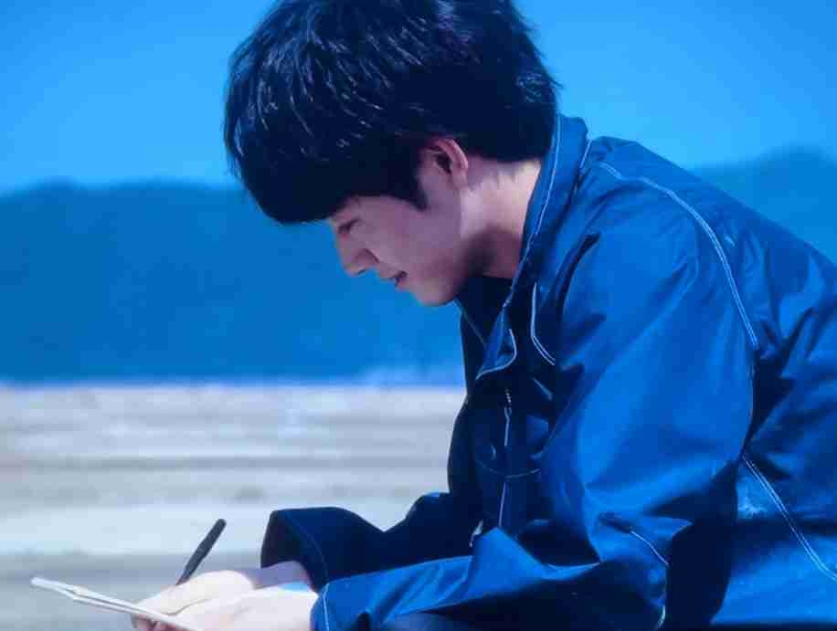 赤楚衛二、“毎年恒例”クリスマス写真撮影でハプニング「今年もありがとう」「真剣モードで可愛い」と反響続々