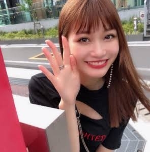 めるる（生見愛瑠）、首を傾げたオフショに「あざとかわいい」「首傾けてるの可愛い」の声