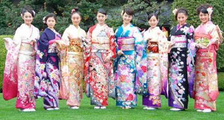 小芝風花、シックなカラーの晴れ着姿「少しでも大人っぽく」