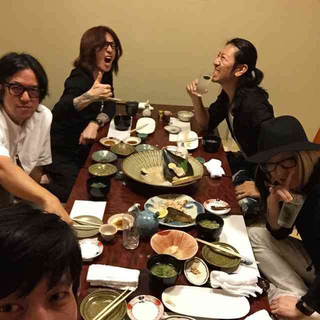 別のバンドのメンバーと写ってる画像トピ