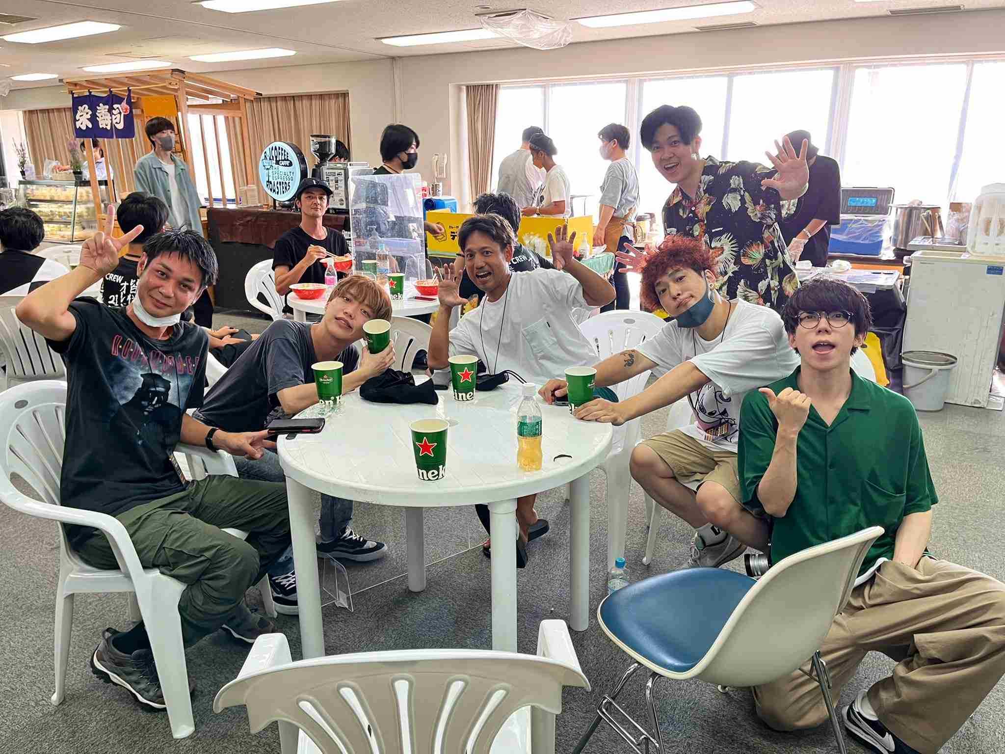 別のバンドのメンバーと写ってる画像トピ