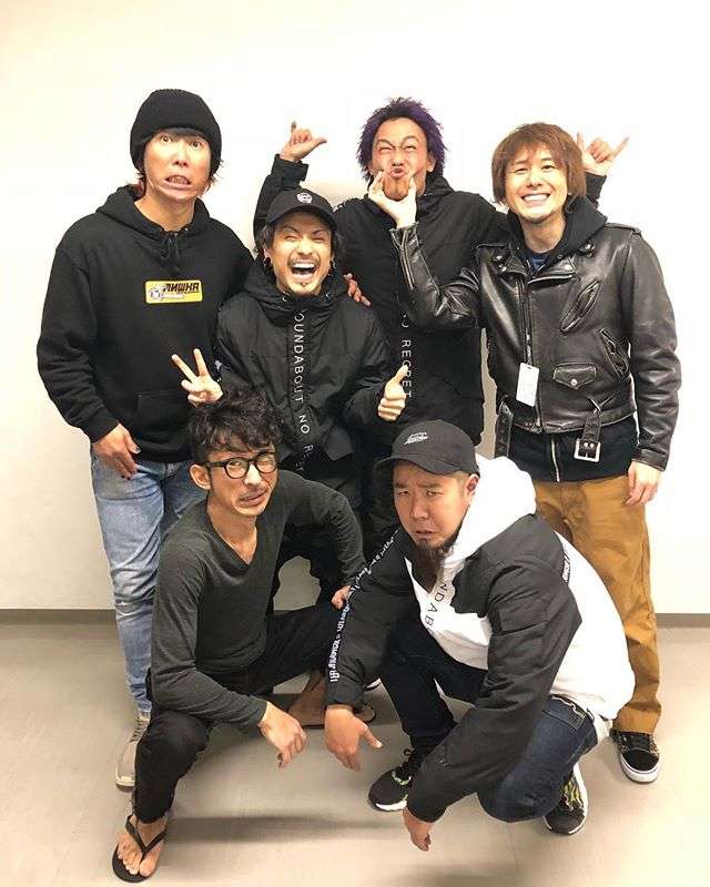 別のバンドのメンバーと写ってる画像トピ