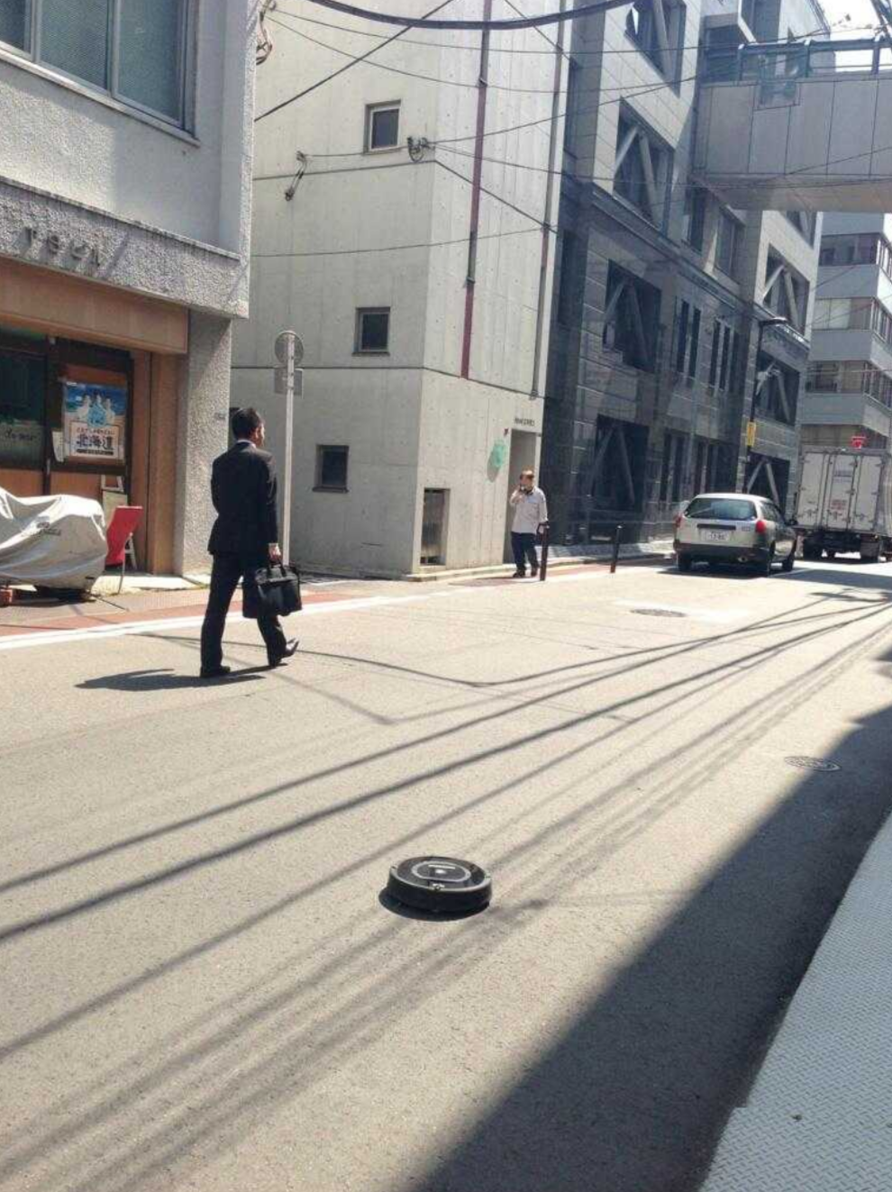埼玉県・イオンモール川口で撮影された1枚の写真「あの猫型配膳ロボット」が迷子だと話題に…