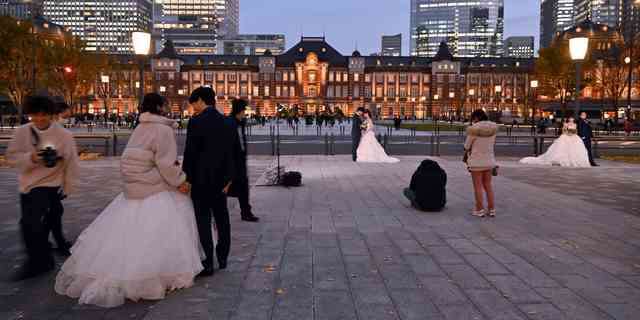 「映える」東京駅にドレス姿の行列 15万円でも前撮りしたい理由