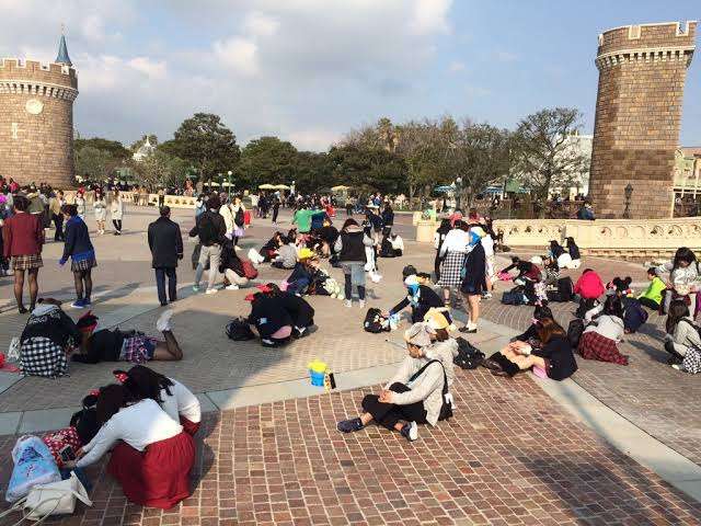 東京ディズニーランドでパレードに男が乱入「迷惑行為」で取り押さえられ 現行犯逮捕　千葉県警