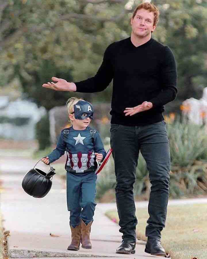 「スーパーマリオ」俳優 蜂に眼球を刺される サングラスとって腫れた目を披露