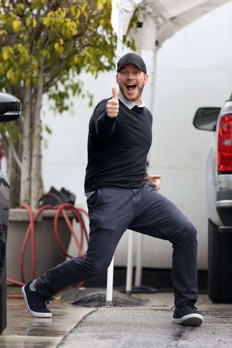 「スーパーマリオ」俳優 蜂に眼球を刺される サングラスとって腫れた目を披露