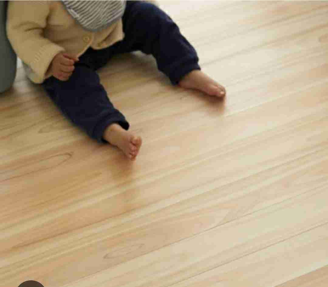 「まるでニワトリ」赤ちゃんにおやつを床に撒いて与える母親が物議醸す(米)