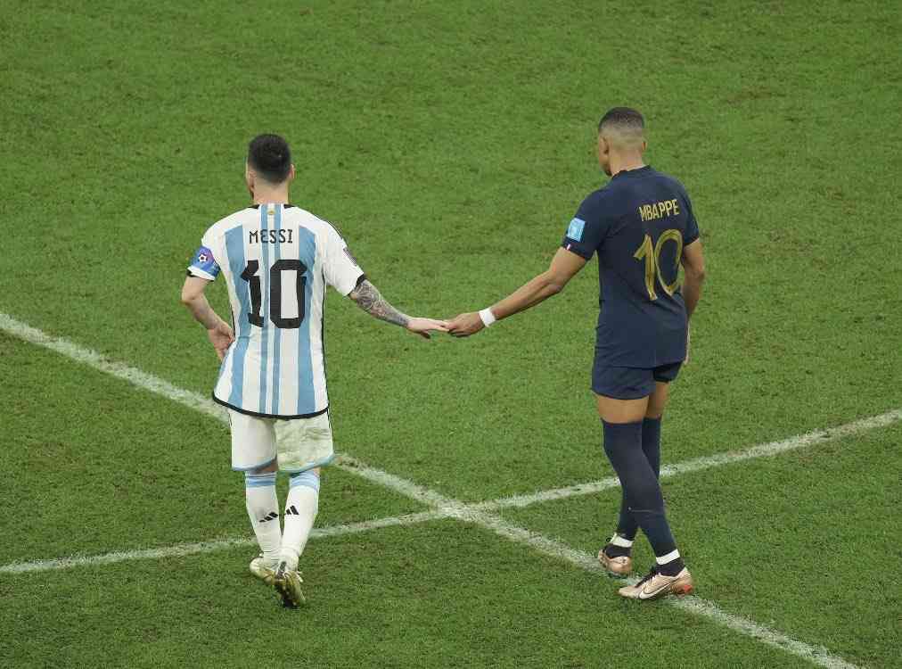 W杯優勝のアルゼンチンGK、エムバペの赤ちゃん人形を抱いて炎上