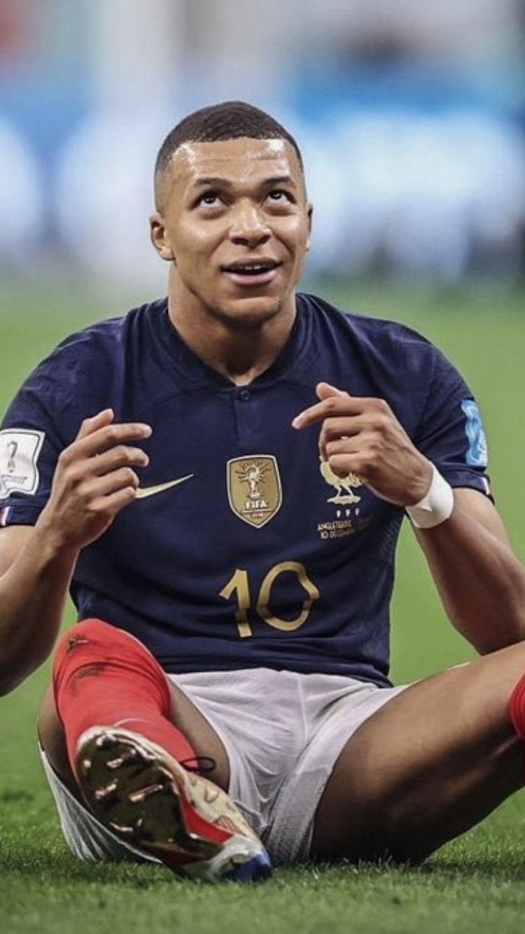 W杯優勝のアルゼンチンGK、エムバペの赤ちゃん人形を抱いて炎上