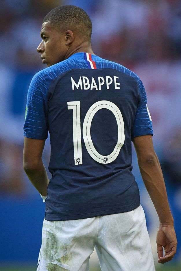 W杯優勝のアルゼンチンGK、エムバペの赤ちゃん人形を抱いて炎上