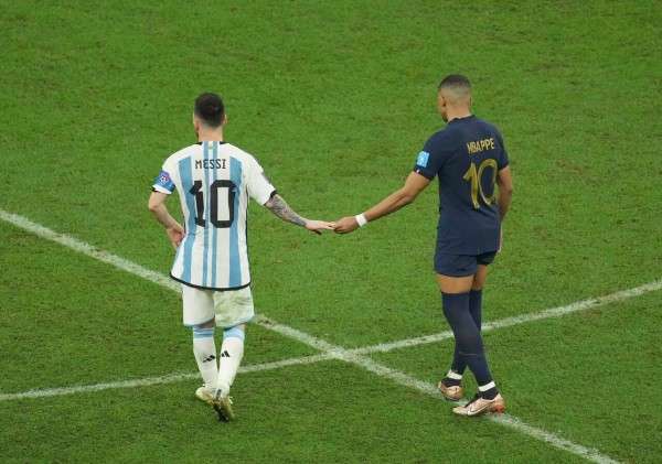 W杯優勝のアルゼンチンGK、エムバペの赤ちゃん人形を抱いて炎上