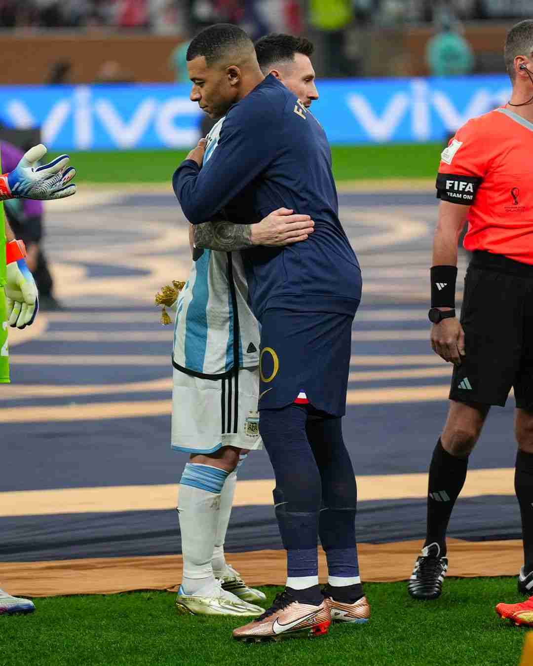 W杯優勝のアルゼンチンGK、エムバペの赤ちゃん人形を抱いて炎上