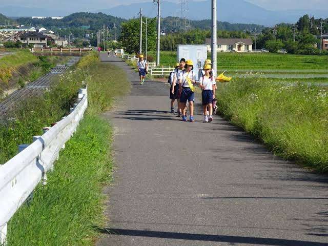 【恐怖】小学生の時、下校中にカメラをもった男性に写真を撮られた!「もっと恐ろしいことに…」