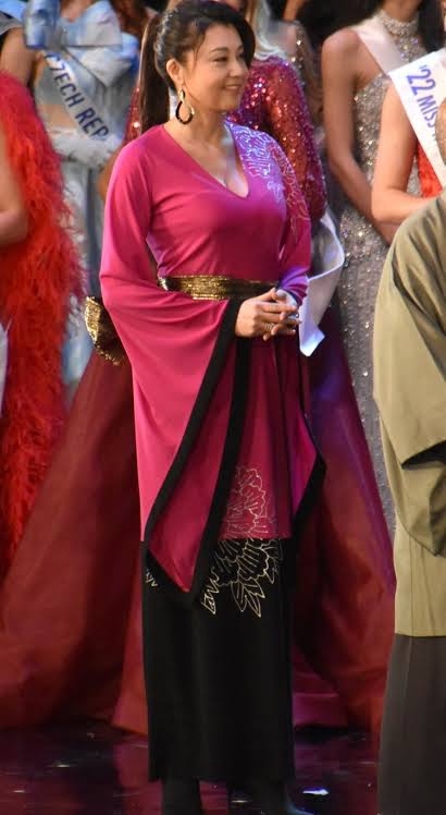 ミス・インターナショナル：日本代表・松尾綺子さん　ミス・アジアに選出　着物アレンジの衣装でアピール