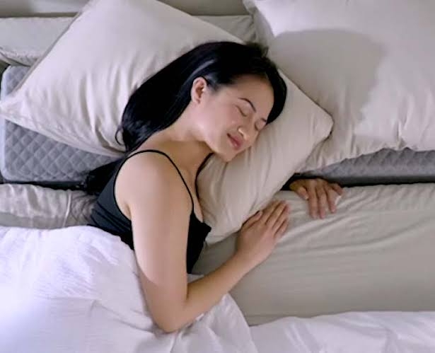 朝起きると肩がガチガチ…何か対処法はありますか?