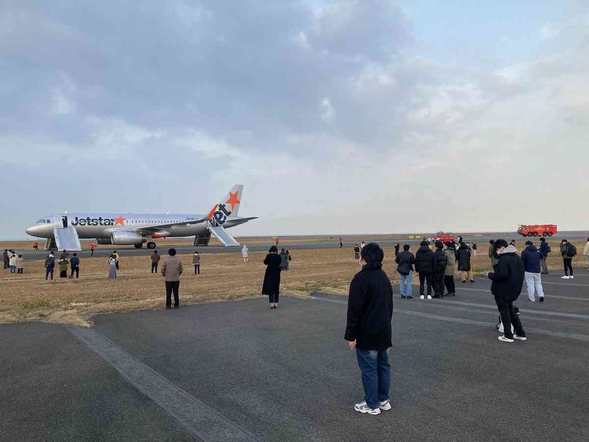 飛行機に爆発物が仕掛けられたとの情報　成田発福岡行きジェットスター機が中部空港に緊急着陸し乗客が脱出