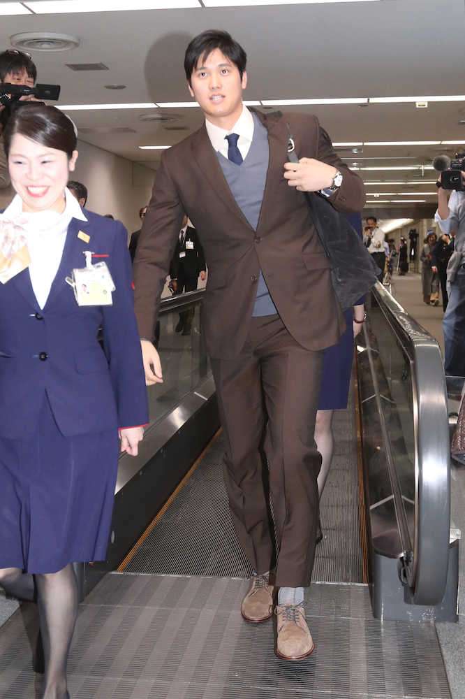 大谷翔平、予約の取れない人気焼肉店でお忍びディナー　写真撮影に応じる姿も