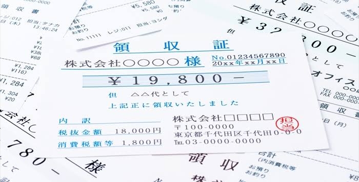 領収書をもらう友達
