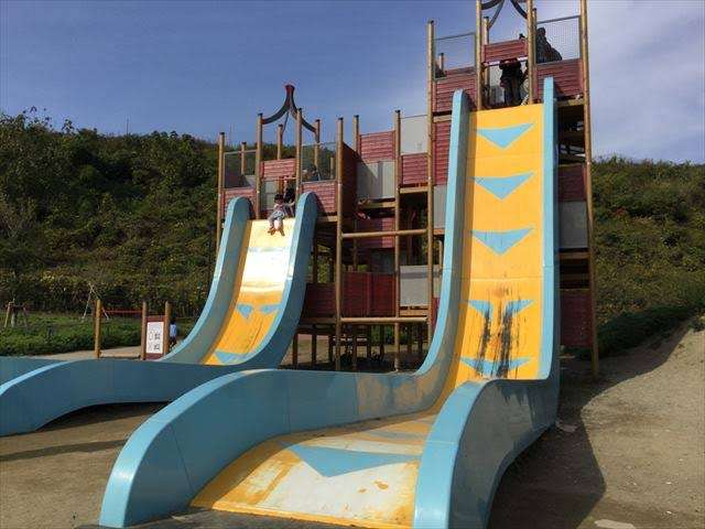 バナナ滑り台から子どもが落下、経験者が危険性指摘 自治体も対象年齢の周知に苦慮