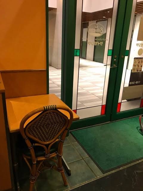 「サイゼリヤに1人で来てここに通されたら泣くかも」見ると…あ