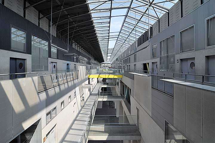 京都駅が雪に対して欠陥構造すぎてとんでもない事になっているらしい「吹雪体感施設やん」「大風大雨大雪全てに弱い寒い駅だからな」
