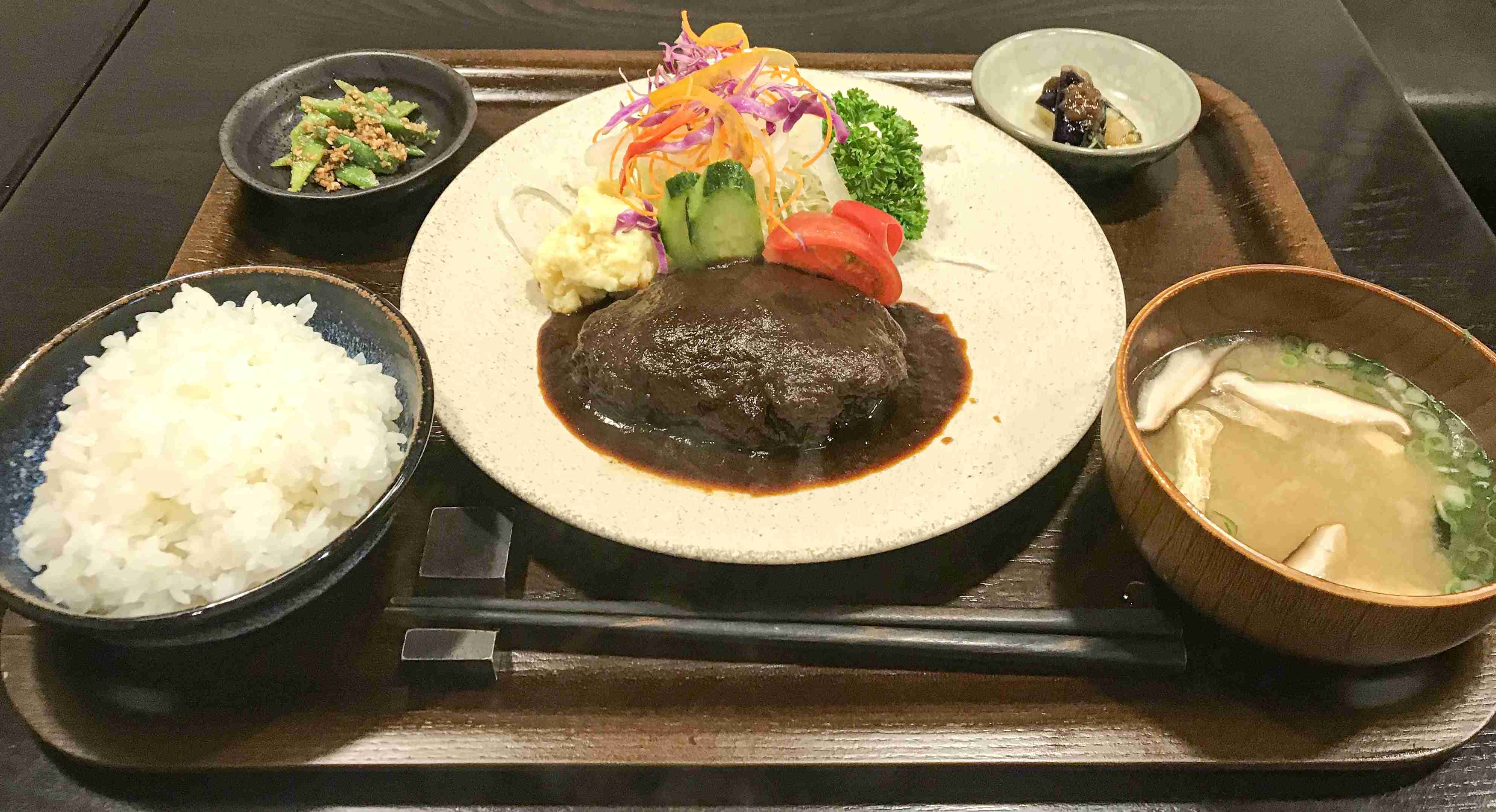 今夜の晩ご飯はハンバーグです。他におかずを付けるとしたら何にしますか？