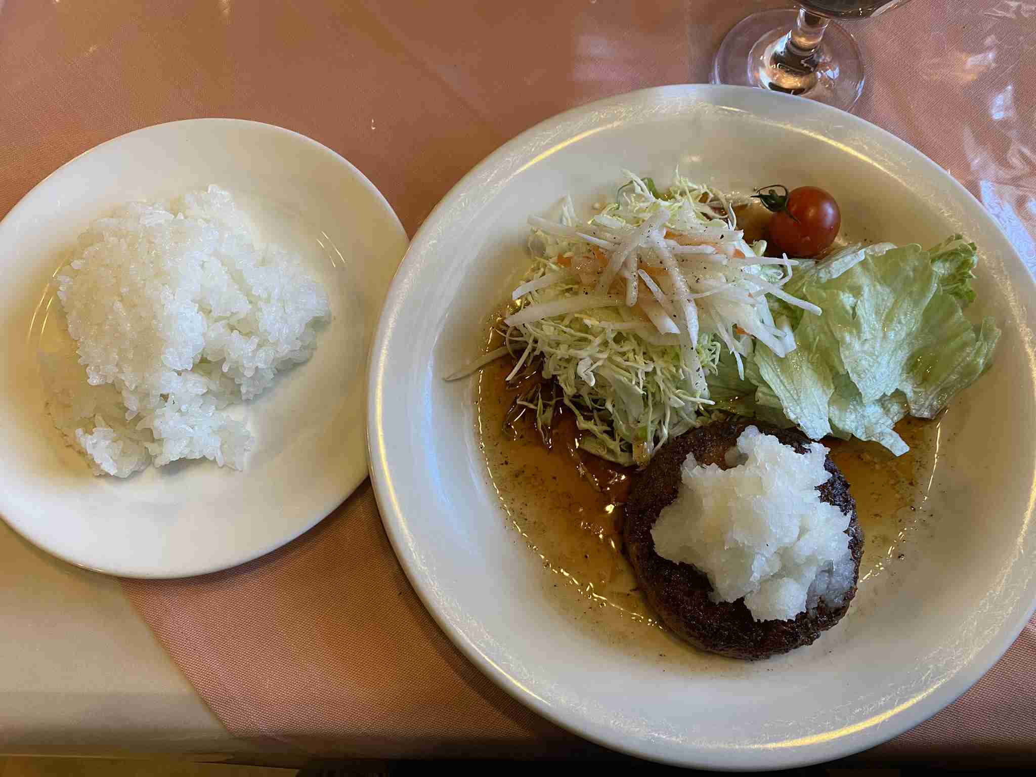 今夜の晩ご飯はハンバーグです。他におかずを付けるとしたら何にしますか？