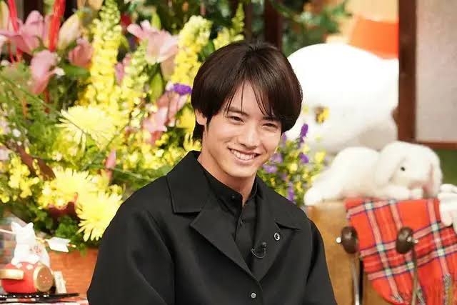 赤楚衛二、“毎年恒例”クリスマス写真撮影でハプニング「今年もありがとう」「真剣モードで可愛い」と反響続々