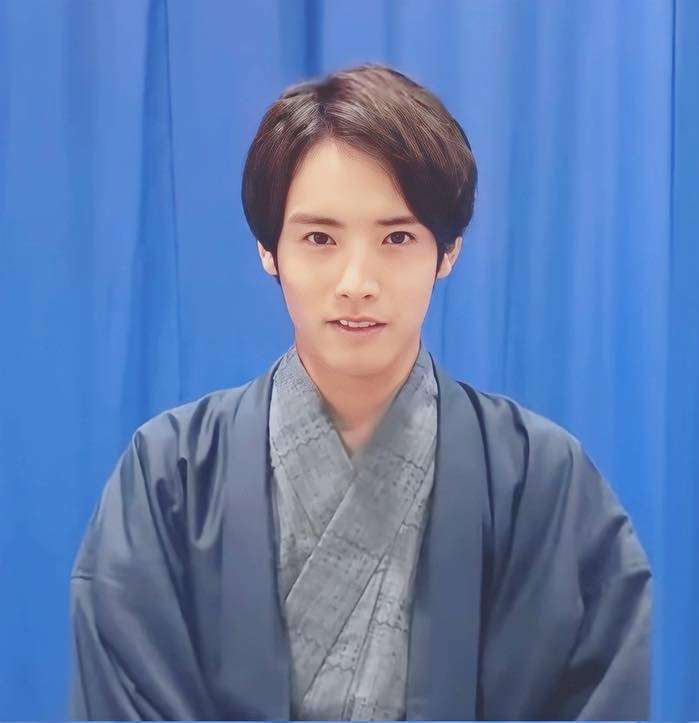 赤楚衛二、“毎年恒例”クリスマス写真撮影でハプニング「今年もありがとう」「真剣モードで可愛い」と反響続々