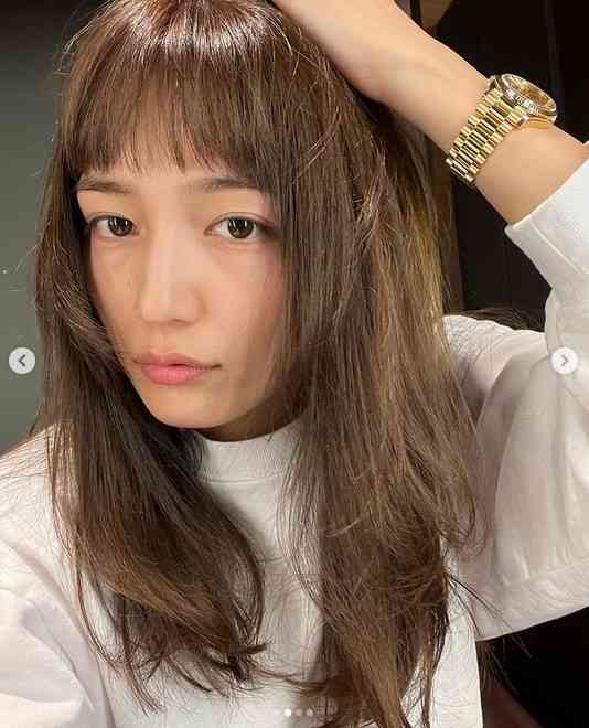 川口春奈、“オン眉ぱっつん”新髪型披露も…高級腕時計にファン注目「目が行く…」