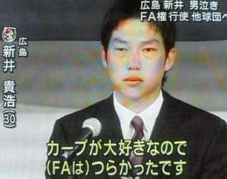 自分から振ったのに泣く男性