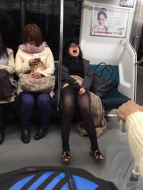 ゲレンデで「下半身を出して写真撮影」する女性に、家族が楽しむ場で不適切だと批判の声が相次ぐ 海外