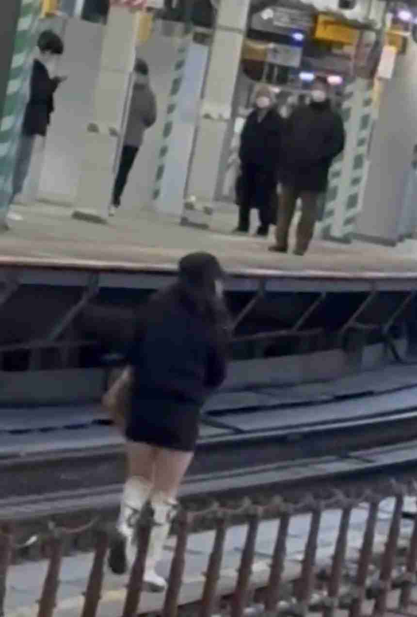 ギャル風女性が線路に侵入...まさかの行動にホーム騒然　渋谷駅で一体何が？JRと目撃者に聞いた