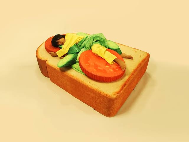 ヒカキンも愛用「食パンソファベッド」誕生秘話 社内で当初「売れない」の声...話題商品生んだSNSの力