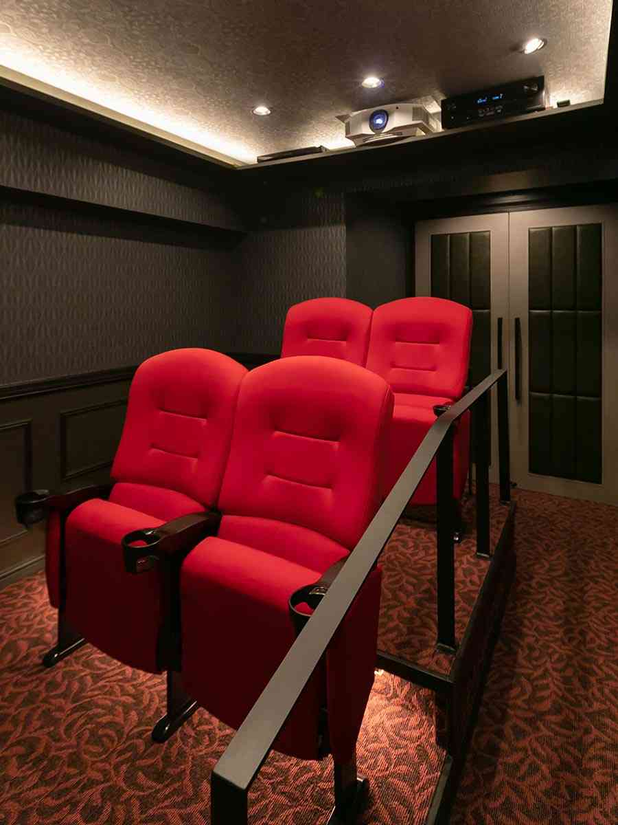 “映画館“の椅子販売に申し込み殺到 購入者「ホルダーにコーラを置いて家で観たい」