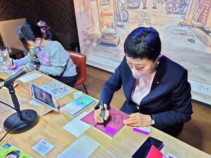 辻元清美氏に「箸の持ち方が変じゃない?」とネット指摘 真相を告白「実は小学生のときに…」