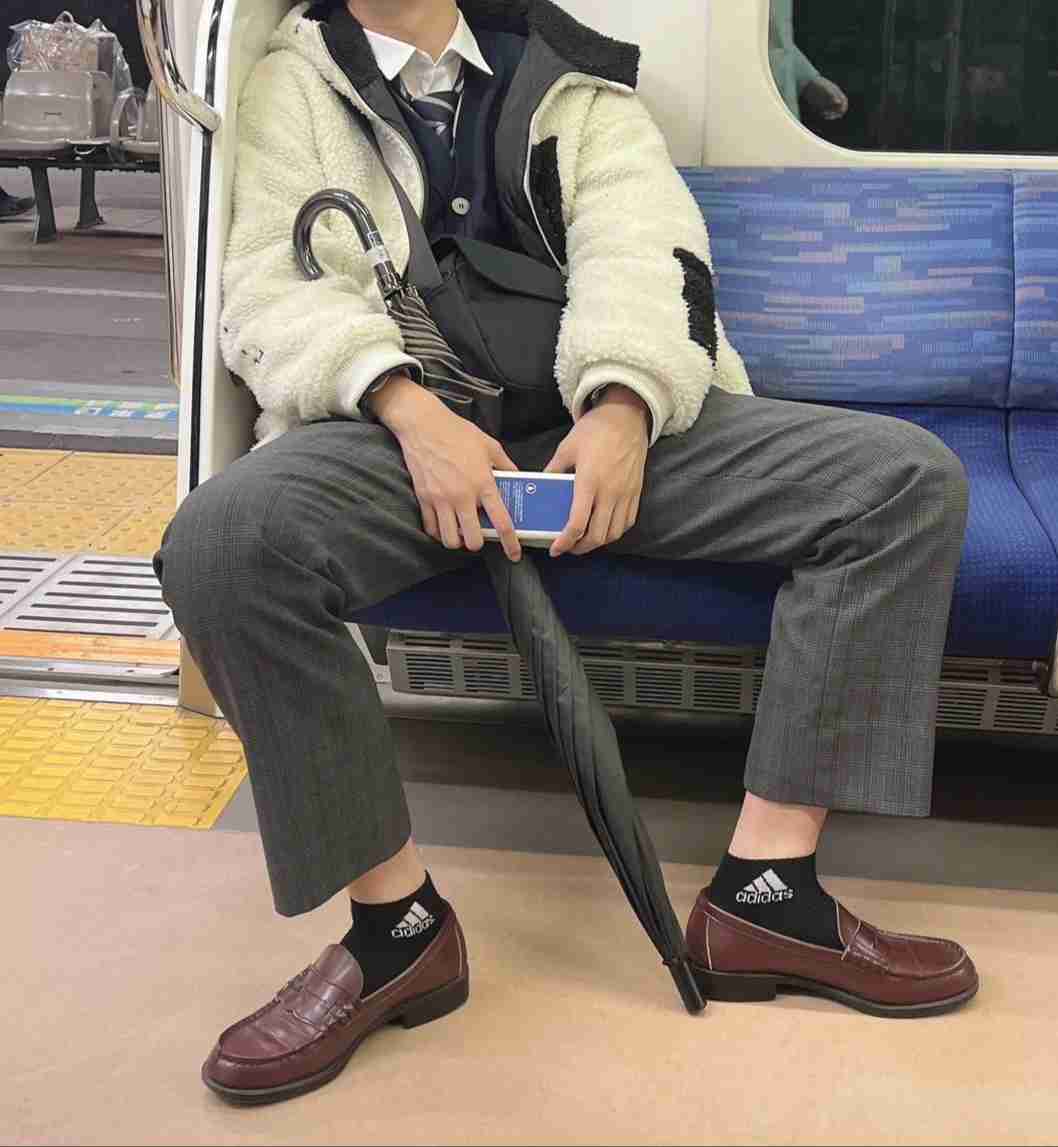 勤務中の自由な服装認めた銀行、Tシャツ・スニーカーも可能…女性行員「気持ちが上がる」