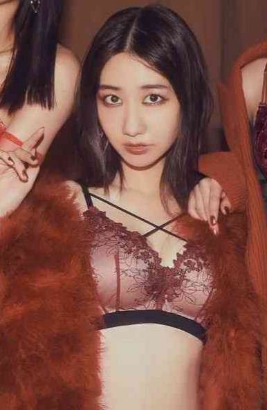 柏木由紀、下着姿で大人の色気全開